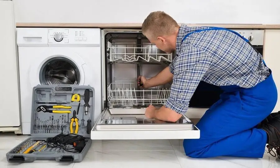 Taraklı Sunny servisi teknisyen ekibi beyaz eşya tamiri yaparken